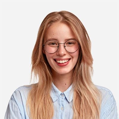 Portrait of a smiling young woman wearing glasses